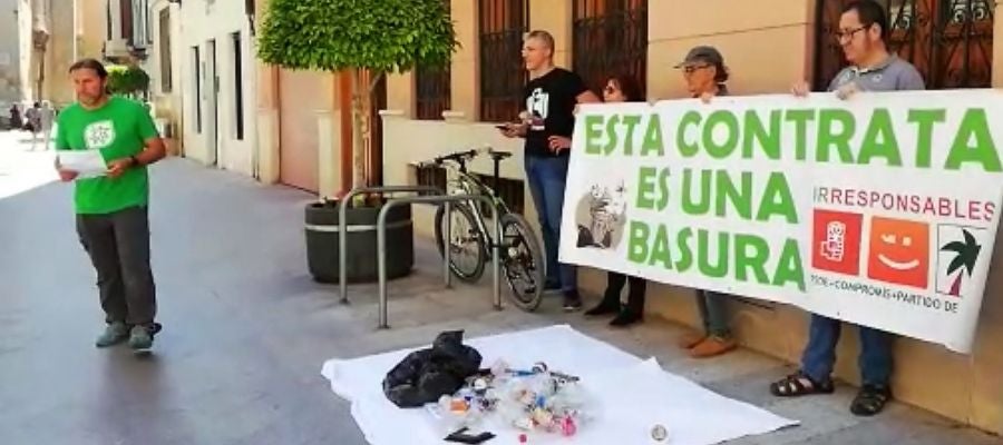 Miembros de Margalló protestan ante la Concejalía de Limpieza de Elche. Miembros de Margalló protestan ante la Concejalía de Limpieza de Elche.