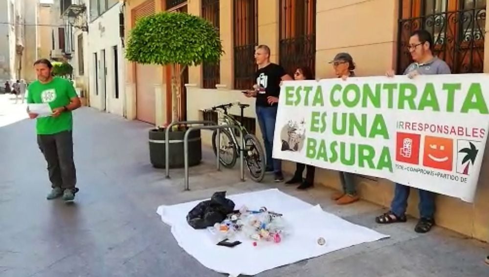 Miembros de Margalló protestan ante la Concejalía de Limpieza de Elche. 