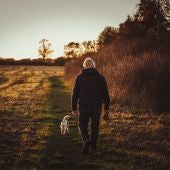 Un hombre mayor caminando por el campo