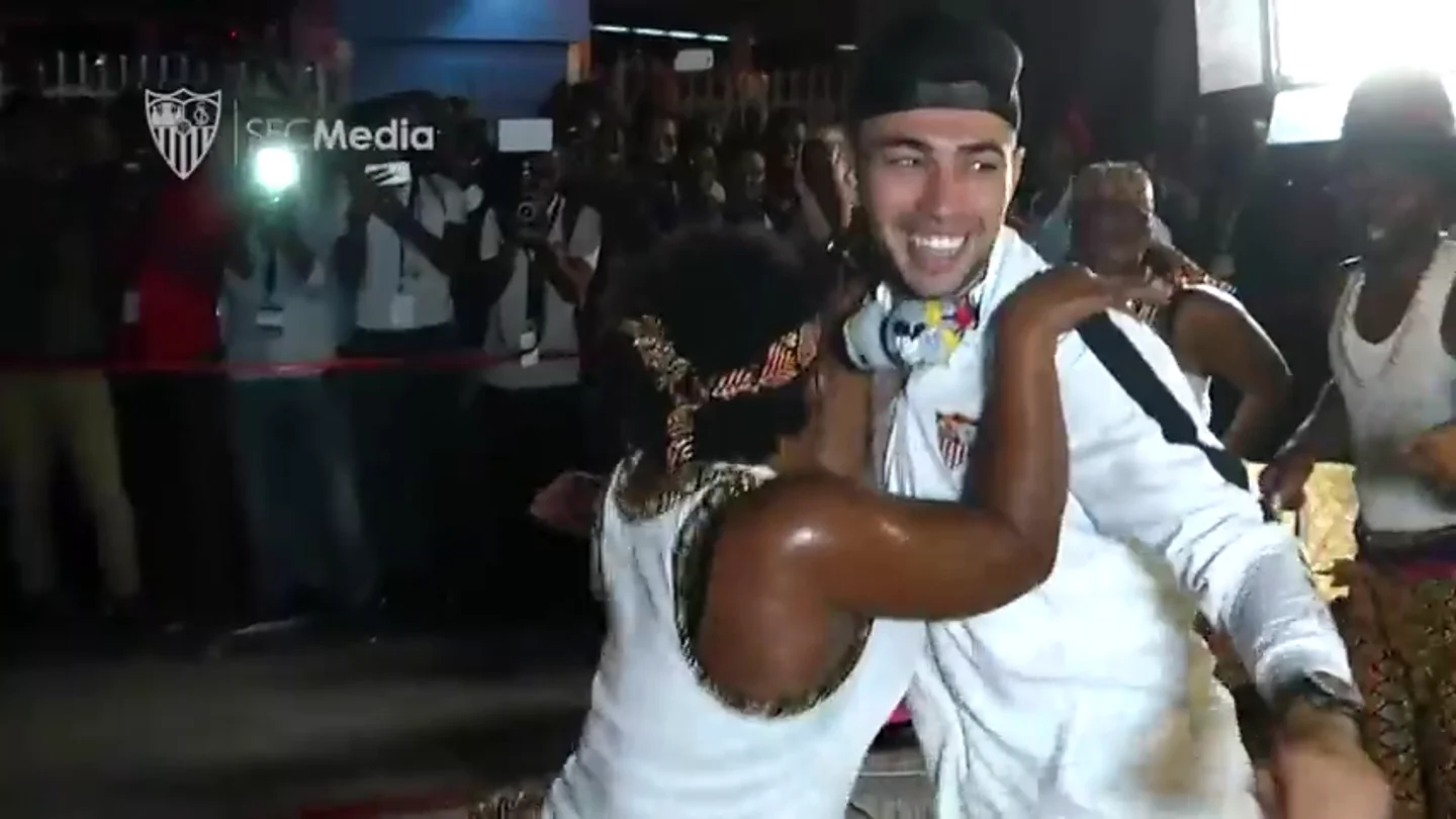Bailes, música, serpientes... cálida bienvenida al Sevilla en su llegada a Tanzania Bailes, música, serpientes... cálida bienvenida al Sevilla en su llegada a Tanzania