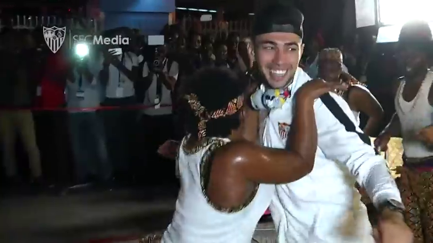 Bailes, música, serpientes... cálida bienvenida al Sevilla en su llegada a Tanzania Bailes, música, serpientes... cálida bienvenida al Sevilla en su llegada a Tanzania