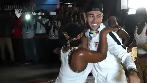 Bailes, música, serpientes... cálida bienvenida al Sevilla en su llegada a Tanzania Bailes, música, serpientes... cálida bienvenida al Sevilla en su llegada a Tanzania