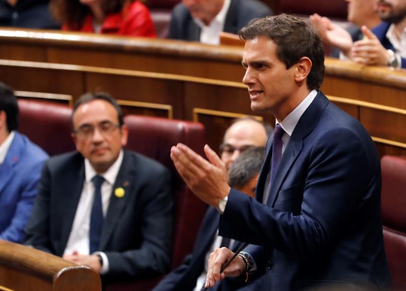 Rivera acusa al Gobierno de Sánchez de dilatar la suspensión de los diputados independentistas presos Rivera acusa al Gobierno de Sánchez de dilatar la suspensión de los diputados independentistas presos