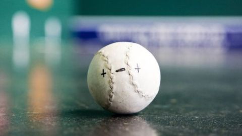 Una pelota, en el suelo de un front&oacute;n