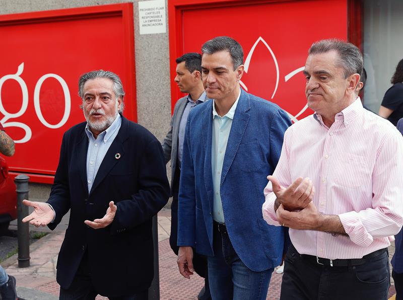 Sánchez no se pronuncia sobre la suspensión de los presos y evita que la prensa se acerque en su recorrido por Usera Sánchez no se pronuncia sobre la suspensión de los presos y evita que la prensa se acerque en su recorrido por Usera