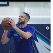 Francis Alonso durante un entrenamiento con los Hornets Francis Alonso durante un entrenamiento con los Hornets