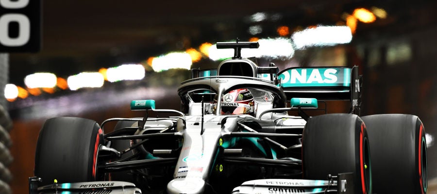 Lewis Hamilton pilota el Mercedes en el trazado de Montecarlo Lewis Hamilton pilota el Mercedes en el trazado de Montecarlo