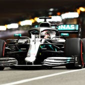 Lewis Hamilton pilota el Mercedes en el trazado de Montecarlo