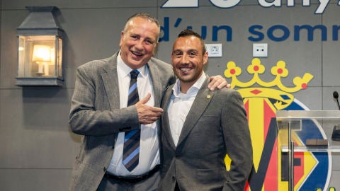 Santi Cazorla junto al presidente, Fernando Roig