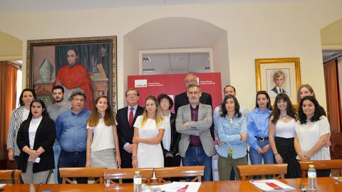 Collado y Cuadrado, junto a los alumnos y tutores del programa de cooperaci&oacute;n al desarrollo
