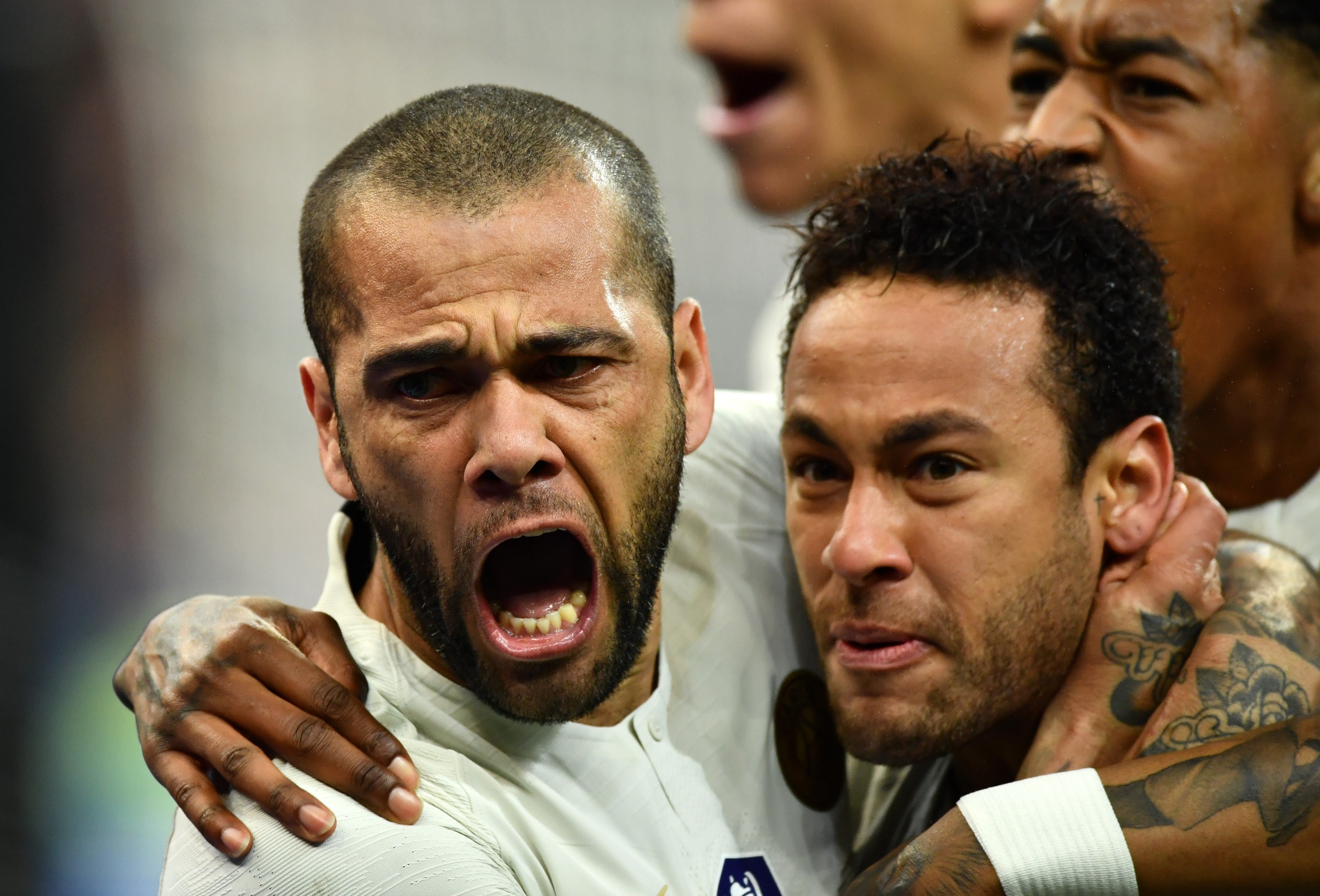 Dani Alves: "¿Nos jugamos la Torre Eiffel a que Neymar se queda en el PSG?" Dani Alves: "¿Nos jugamos la Torre Eiffel a que Neymar se queda en el PSG?"