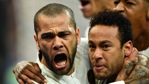 Dani Alves celebra un gol con Neymar