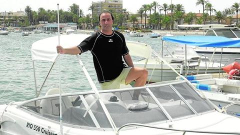 PINA EN SU YATE