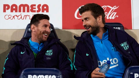 Messi y Piqu&eacute; en el banquillo