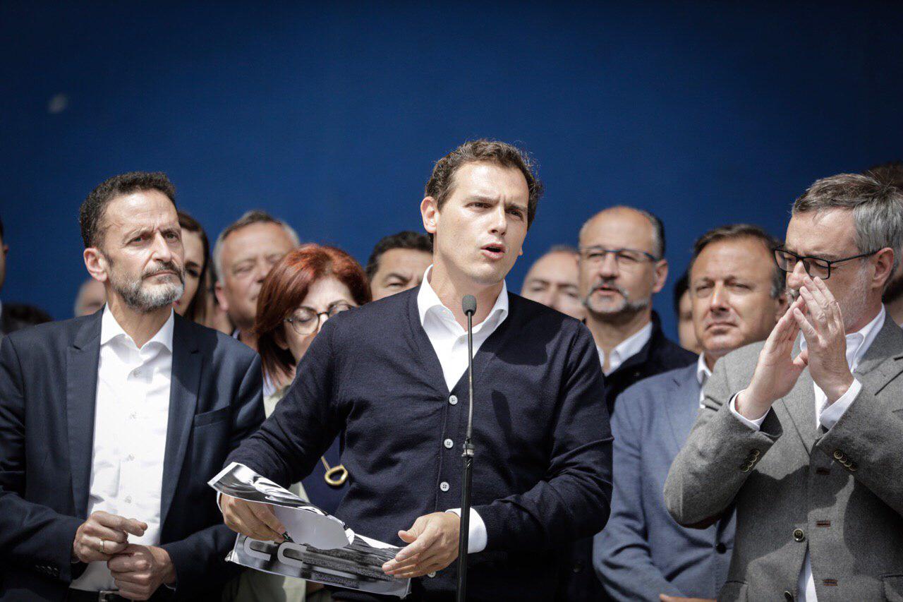 Rivera, en el pueblo de Josu Ternera: "No nos habéis callado con tiros, no nos vais a callar con sirenas" Rivera, en el pueblo de Josu Ternera: "No nos habéis callado con tiros, no nos vais a callar con sirenas"