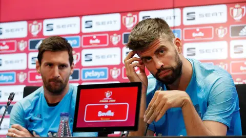 Leo Messi y Gerard Piqué, en sala de prensa Leo Messi y Gerard Piqué, en sala de prensa