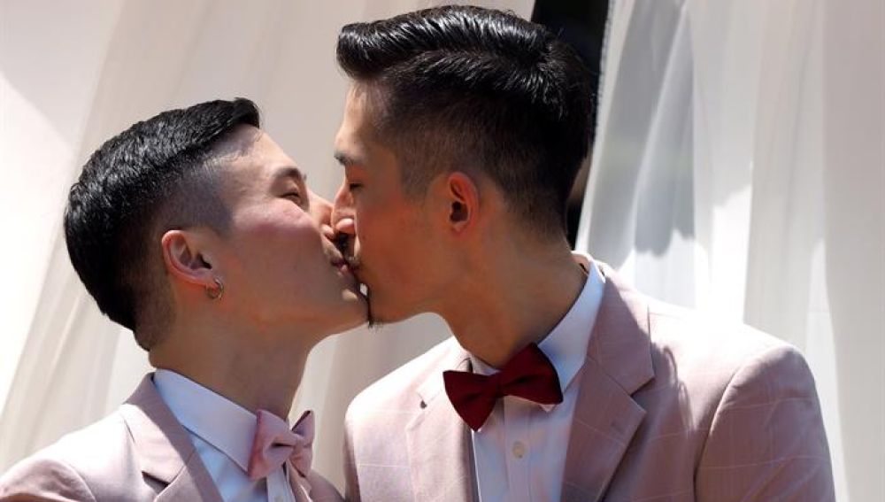 Una pareja gay celebra su boda en Taiwán