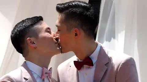 Una pareja gay celebra su boda en Taiwán Una pareja gay celebra su boda en Taiwán