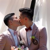 Una pareja gay celebra su boda en Taiwán
