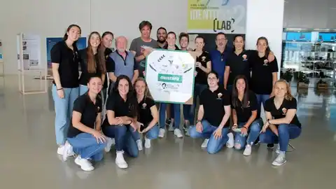 La plantilla del equipo femenino del Club Balonmano Elche, en la visita a la empresa Mustang. BALONMANO