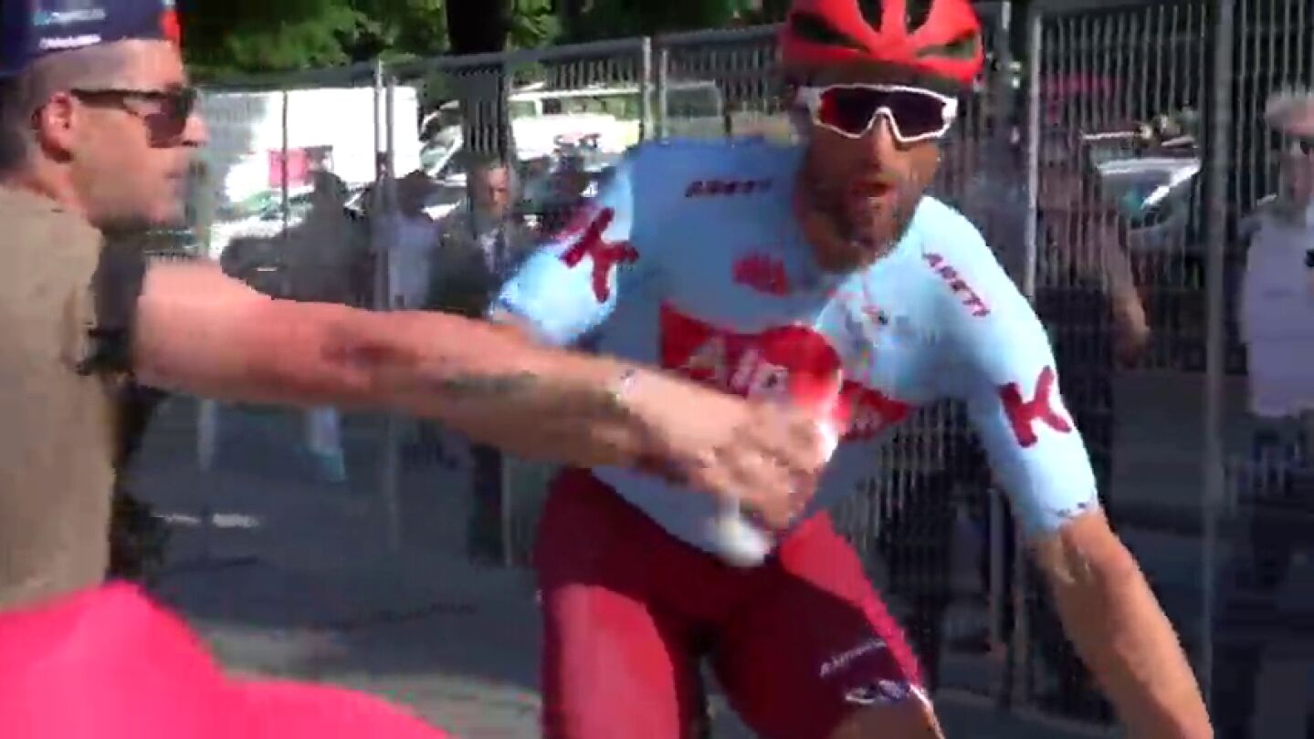 El ciclista Haller se encar&oacute; con un aficionado que trat&oacute; de robarle el bid&oacute;n de la boca en la llegada del Giro