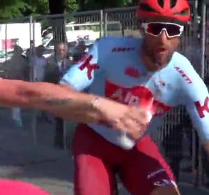 El ciclista Haller se encaró con un aficionado que trató de robarle el bidón de la boca en la llegada del Giro El ciclista Haller se encaró con un aficionado que trató de robarle el bidón de la boca en la llegada del Giro
