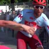 El ciclista Haller se encaró con un aficionado que trató de robarle el bidón de la boca en la llegada del Giro