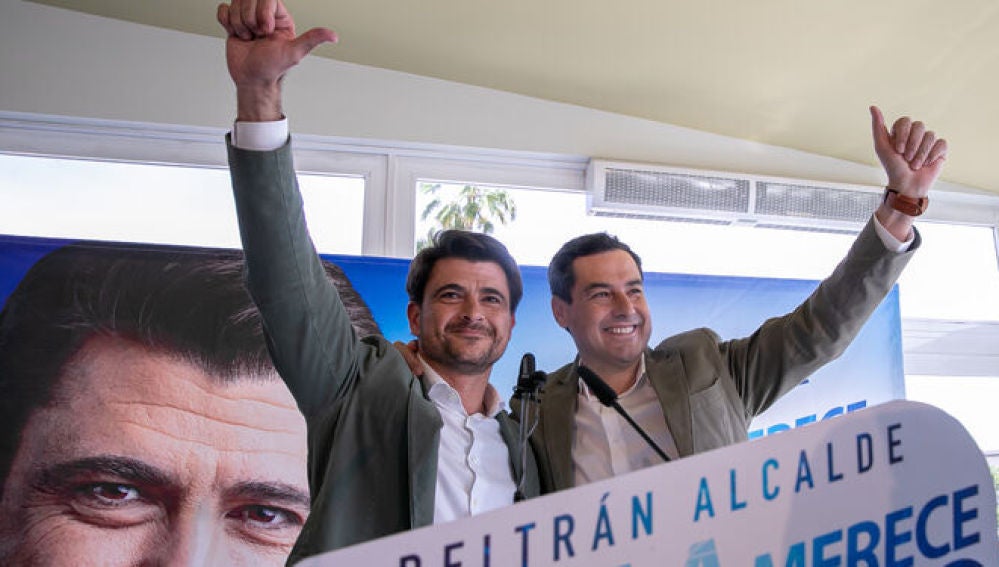 El candidato del PP, Beltrán Pérez, junto al presidente de la Junta, Juanma Moreno. 