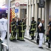 Bomberos en las inmediaciones donde ha estallado un paquete bomba en Lyon