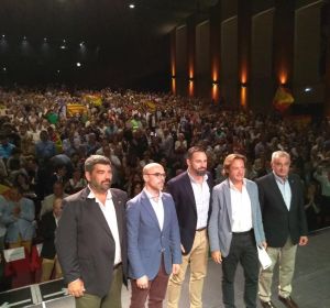 Santiago Abascal preside el acto central de campaña en el Trui Teatre de Palma, flanqueado por los candidatos de Vox Baleares. Santiago Abascal preside el acto central de campaña en el Trui Teatre de Palma, flanqueado por los candidatos de Vox Baleares.