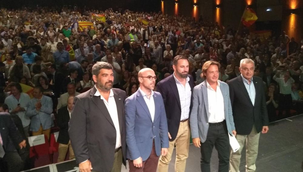 Santiago Abascal preside el acto central de campaña en el Trui Teatre de Palma, flanqueado por los candidatos de Vox Baleares.