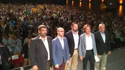 Santiago Abascal preside el acto central de campaña en el Trui Teatre de Palma, flanqueado por los candidatos de Vox Baleares. Elecciones del 26M