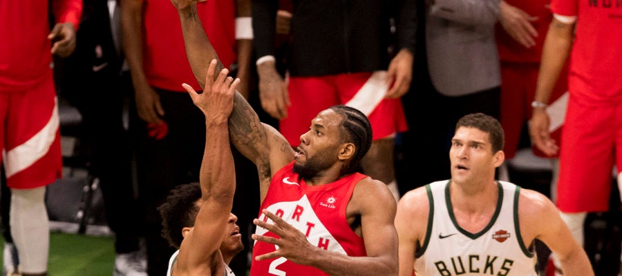 Kawhi Leonard penetra a canasta ante la defensa de los Bucks Kawhi Leonard penetra a canasta ante la defensa de los Bucks
