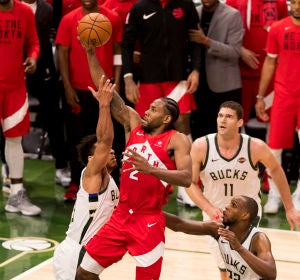 Kawhi Leonard penetra a canasta ante la defensa de los Bucks Kawhi Leonard penetra a canasta ante la defensa de los Bucks