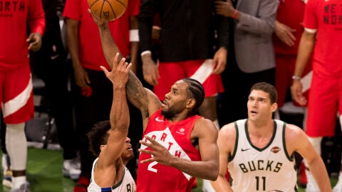 Kawhi Leonard penetra a canasta ante la defensa de los Bucks