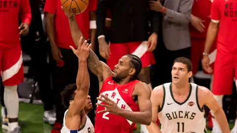 Kawhi Leonard penetra a canasta ante la defensa de los Bucks Kawhi Leonard penetra a canasta ante la defensa de los Bucks