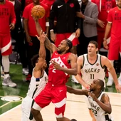 Kawhi Leonard penetra a canasta ante la defensa de los Bucks Kawhi Leonard penetra a canasta ante la defensa de los Bucks