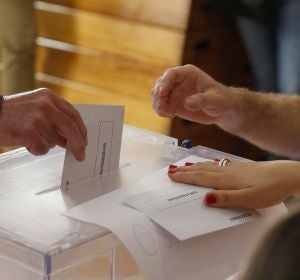 Imagen de archivo de un votante depositando su papeleta en las urnas. Imagen de archivo de un votante depositando su papeleta en las urnas.