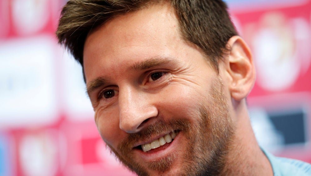 Leo Messi sonríe en sala de prensa