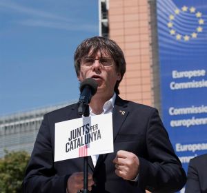 Carles Puigdemont en un acto electoral junto a Torra Carles Puigdemont en un acto electoral junto a Torra