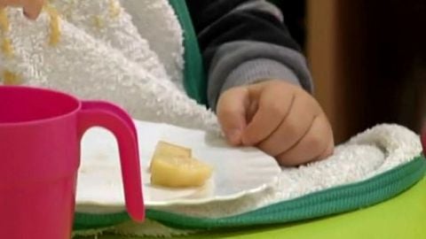 Imagen de archivo de un menor en un comedor escolar