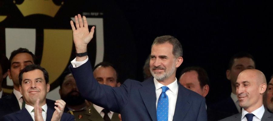 El Rey Felipe VI saluda al público en el Benito Villamarín El Rey Felipe VI saluda al público en el Benito Villamarín