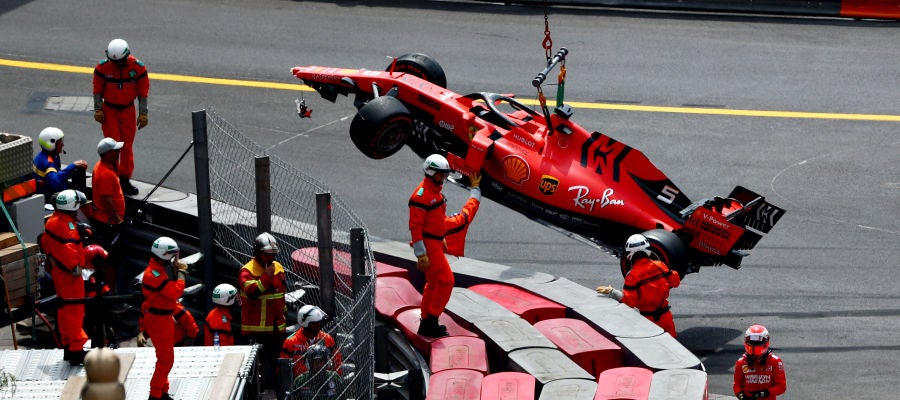 Los operarios retiran el Ferrari de Vettel de la pista tras el accidente del alemán Los operarios retiran el Ferrari de Vettel de la pista tras el accidente del alemán