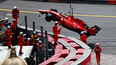 Los operarios retiran el Ferrari de Vettel de la pista tras el accidente del alem&aacute;n
