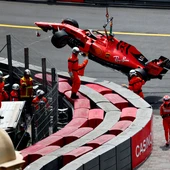 Los operarios retiran el Ferrari de Vettel de la pista tras el accidente del alemán Los operarios retiran el Ferrari de Vettel de la pista tras el accidente del alemán