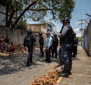 En la imagen, miembros de la Policía en las inmediaciones de un centro de reclusión en Venezuela. En la imagen, miembros de la Policía en las inmediaciones de un centro de reclusión en Venezuela.
