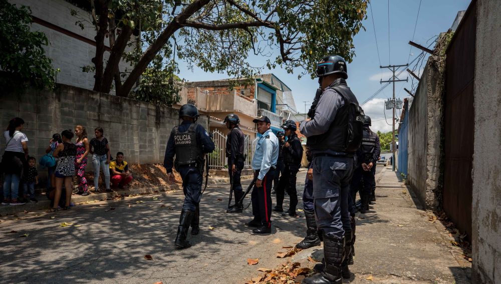 En la imagen, miembros de la Policía en las inmediaciones de un centro de reclusión en Venezuela.