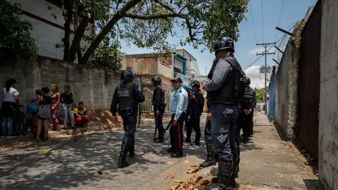 En la imagen, miembros de la Policía en las inmediaciones de un centro de reclusión en Venezuela. n la imagen, miembros de la Policía en las inmediaciones de un centro de reclusión en Venezuela En la imagen, miembros de la Policía en las inmediaciones de un centro de reclusión en Venezuela.