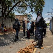 En la imagen, miembros de la Policía en las inmediaciones de un centro de reclusión en Venezuela.