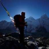 Un escalador frente a la cumbre del Everest